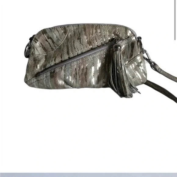 CHEZ by Cheryl Gold Silver Crossbody Bag - Picture 7 of 7